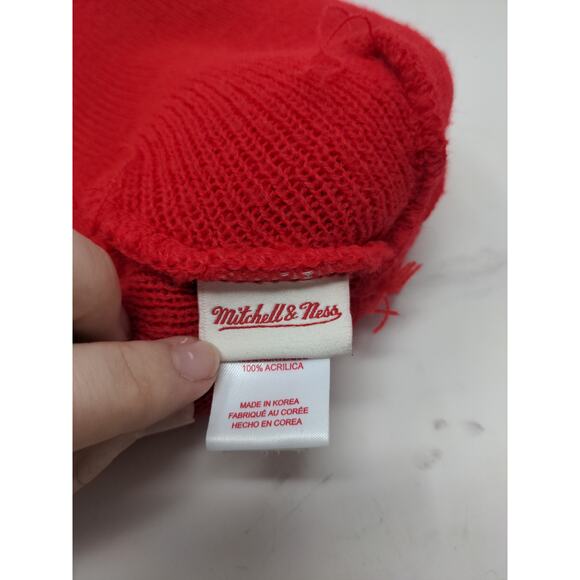 Vintage Mitchell Ness NBA Chicago Bulls Beanie Hat Embroidered Logo Pom Pom Red - Picture 12 of 13